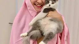 Perempuan kelahiran Serang, 26 Oktober 1994  memang sangat dekat dan akrab dengan kucingnya. Melati kerap menggendong manja kucingnya. Foto kebersamaan Melati bersama kucing peliharaannya ini mencuri perhatian publik. (Liputan6.com/IG/@melatidaeva)