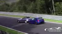 Honda S2000 yang diseruduk VW Golf tersebut ikut melintir karena hantaman yang begitu keras.
