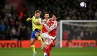 Pemain Southampton, Leo Scienza (kiri), berduel dengan pemain Arsenal pada perempat final Piala FA di St. Mary's Stadium, Minggu (5/4/2026) dini hari WIB. (Glyn KIRK / AFP)