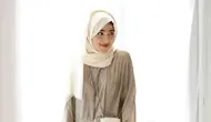 Untuk outfit lebaran, bisa pilih gamis warna nude yang dipadukan dengan hijab pashmina warna putih tulang seperti look influencer Shirin Al-Athrus ini (Instagram/shireeenz).