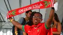 Suporter Indonesia hadir mendukung penampilan pevoli Indonesia pada Kejuaraan Bola Voli Pantai ke-29 yang diadakan di Singapura, Rabu (30/9/2017) (Bola.com/Huang Xiaolong)