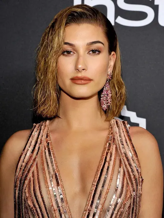 Untuk pemilik rambut dengan tekstur alami, ini adalah gaya rambut pendek yang sempurna. Walaupun terlihat sedikit kusut, gaya rambut ini tidak perlu banyak distyling, kamu cukup menggunakan texture spray dan sedikit moisturizing cream.