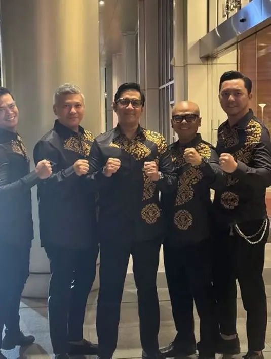 Sudah dipersiapkan dengan matang, geng The Prediksi pun mengenakannya dengan bangga. Kekompakan pun tak hanya ditunjukkan pada baju, tetapi juga celana hingga sepatu yang sama. Selain itu, ada beberapa dari anggota yang juga turut membawa sang istri. (Liputan6.com/IG/@theprediksi_)