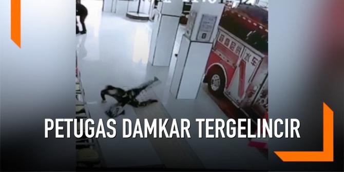 VIDEO: Petugas Damkar Tergelincir Saat Mendapat Panggilan Tugas