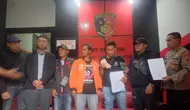 Adik kandung penyanyi dangdut Via Vallen,  RF  mengganti sepeda motor yang digadaikan oleh salah satu anggota Aliansi Arek Sidoarjo. (Istimewa)