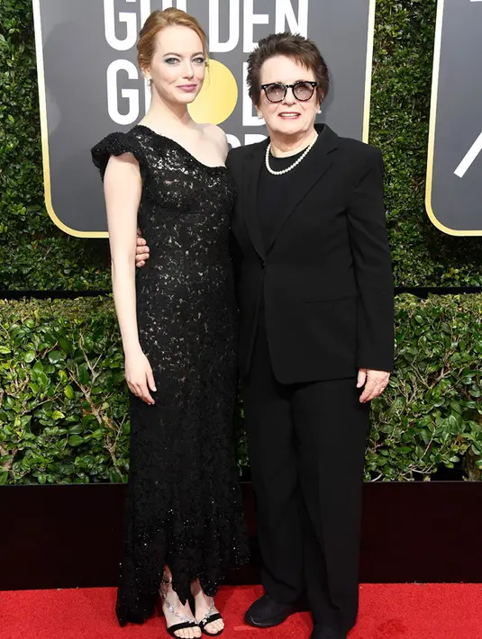 Kulit putih bersinar Emma Stone tampak pas dengan paduan long dress hitam berbahan brokat ini. Meski simple, namun penampilan Emma tetap mempesona. (Foto: AFP)