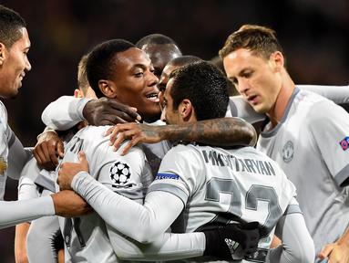 Para pemain Manchester United merayakan gol yang dicetak Henrikh Mkhitaryan ke gawang CSKA Moscow pada laga Liga Champions di Stadion VEB Arena, Moskow, Rabu (27/9/2017). CSKA kalah 1-4 dari MU. (AFP/Yuri Kadobnov)