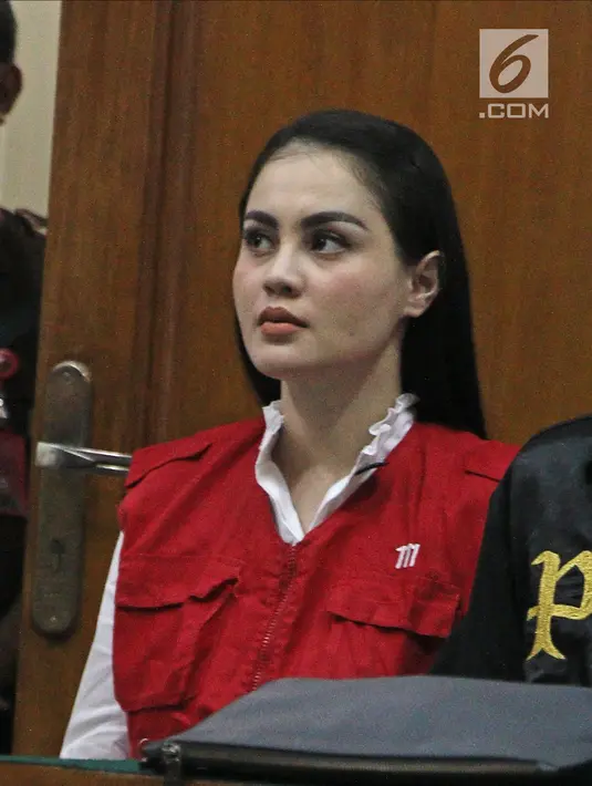 Artis Jennifer Dunn menyimak keterangan saksi saat mengikuti sidang lanjutan kasus narkoba di PN Jakarta Selatan, Kamis (19/4). (Liputan6.com/Herman Zakharia)