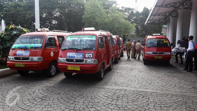Keluhan Sopir KWK Sejak Terintegrasi dengan Transjakarta ... Kwk means koperasi wahana kalpika.