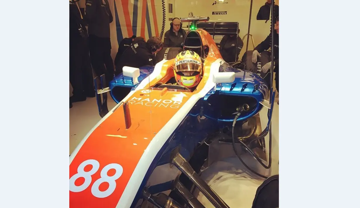 Pebalap Indonesia, Rio Haryanto, tak banyak beraksi di lap pada sesi pagi hari pertama tes pramusim kedua F1 2016 di Sirkuit Catalunya, Barcelona, Spanyol, Selasa (1/3/2016). (Bola.com/Instagram/Manorracing)