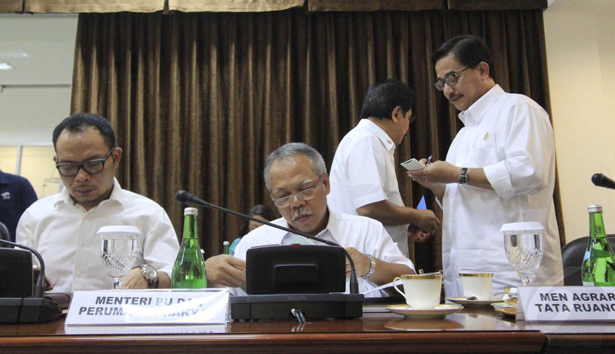 Terlihat para menteri kompak berbaju putih mengikuti Presiden Jokowi saat mengikuti rapat kabinet terbatas bidang perekonomian di Kantor Presiden, Jakarta, Kamis (30/10/2014). (Liputan6.com/Herman Zakharia)