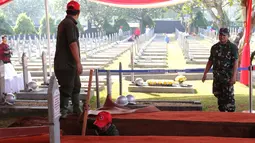 Pekerja menggali makam Presiden ke-3 RI BJ Habibie di TMP Kalibata, Jakarta, Kamis (12/9/2019). Habibie meninggal pada Rabu, 11 September 2019 pukul 18.05 WIB. (Liputan6.com/Herman Zakharia)