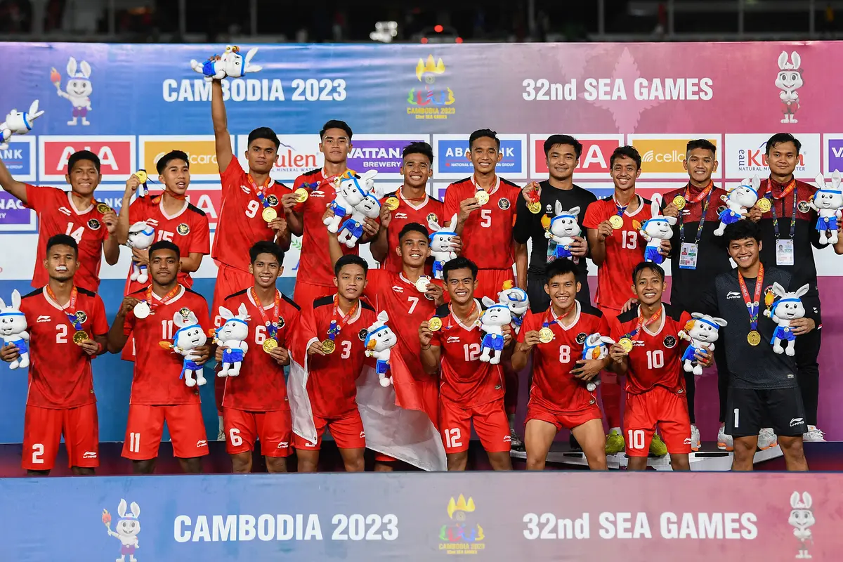 Foto: Membanggakan, Momen Timnas Indonesia U-22 Merayakan Medali Emas SEA Games 2023 di Podium