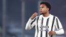 Pemain Juventus, Weston McKennie, melakukan selebrasi usai mencetak gol ke gawang Torino pada laga Liga Italia di Stadion Allianz, Minggu (6/12/2020). Juventus menang dengan skor 2-1. (Fabio Ferrari/LaPresse via AP)