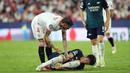Pemain Sevilla, Sergio Ramos, berusaha membantu pemain Arsenal, Takehiro Tomiyasu, yang terjatuh pada laga Liga Champions di Stadion Ramon Sanchez Pizjuan, Rabu (25/10/2023). Berkat hasil ini, Arsenal kini berhak naik ke puncak klasemen Grup B dengan poin 6. Sementara itu, Sevilla menduduki posisi ketiga dengan perolehan poin 2. (AFP/Jorge Guerrero)
