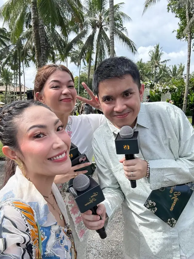 7 Potret Artis di Siraman Luna Maya dan Maxime Bouttier, 'Geng Menteri Ceria' Kompak