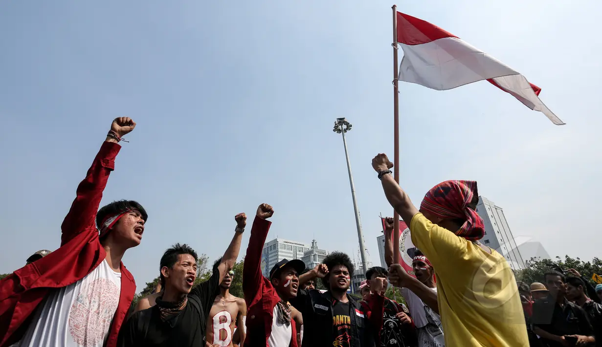 Sejumlah mahasiswa dari berbagai universitas mulai berorasi di depan Istana Merdeka, Jakarta, Rabu (20/5/2015). Massa berunjuk rasa menuntut kesejahteraan rakyat sekaligus memperingati Hari Kebangkitan Nasional. (Liputan6.com/Faizal Fanani) 