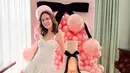 Melalui akun Instagram, Shandy Aulia terlihat mengunggah momen ulang tahunnya. Tampil dengan simpel dress putih, dirinya tampak memamerkan kue ulang tahun bernuansa pink lengkap dengan pita sesuai dengan dekorasi. (Liputan6.com/IG/@shandyaulia)