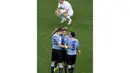 Sebastian Coates (19), Jose Maria Gimenez dan Diego Godin (3) merayakan kemenangan Uruguay atas Inggris 2-1 di babak penyisihan Piala Dunia 2014 Grup D di Stadion Corinthians, Sao Paulo, Brasil, (20/6/2014). (REUTERS/Paulo Whitaker)