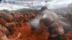 Festival peramg Tomat ini dikenal sebagai "Tomatina". (AFP/Juan Barreto)