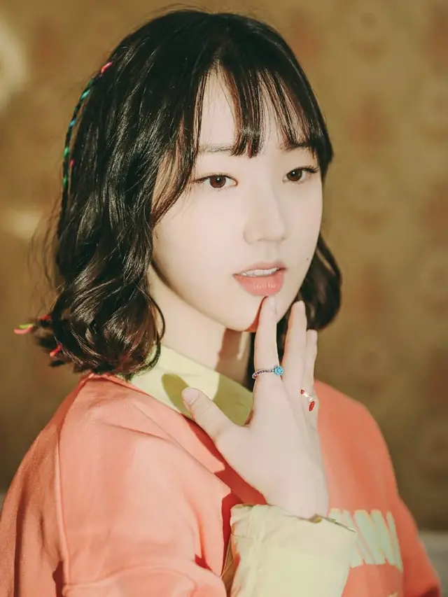 Potret Jiyoon yang Keluar dari Grup Weeekly Akibat Gangguan Kecemasan, credit: @_weeekly