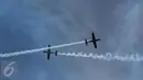 Aksi aerobatik udara Jupiter Aerobatic Team (JAT) dalam perayaan HUT TNI Angkatan Udara (TNI AU) ke-71 di Landasan Udara (Lanud) Bandara Halim Perdanakusuma, Jakarta, Minggu (9/4). (Liputan6.com/Faizal Fanani)