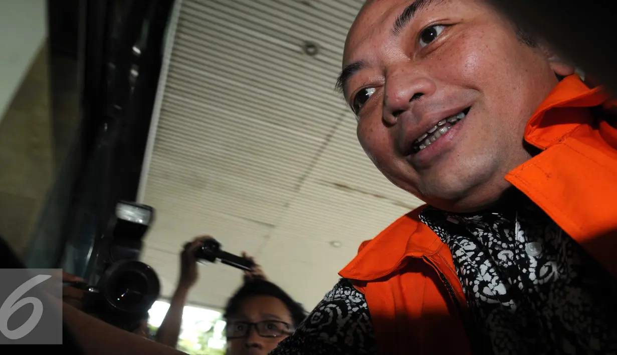 Tersangka suap di Mahkamah Agung Andri Tristianto Sutrisna memasuki Gedung KPK, Jakarta, Minggu (14/2). Agung diperiksa sebagai tersangka terkait suap untuk permintaan penundaan putusan kasasi sebuah perkara Mahkamah Agung. (Liputan6.com/Helmi Afandi)