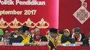 Presiden kelima RI Megawati Soekarnoputri (kiri) berbincang dengan Rektor Universitas Negeri Padang saat sidang senat penganugerahan gelar Doktor Kehormatan di Universitas Negeri Padang, Rabu (27/9). (Liputan6.com/Helmi Fithriansyah)