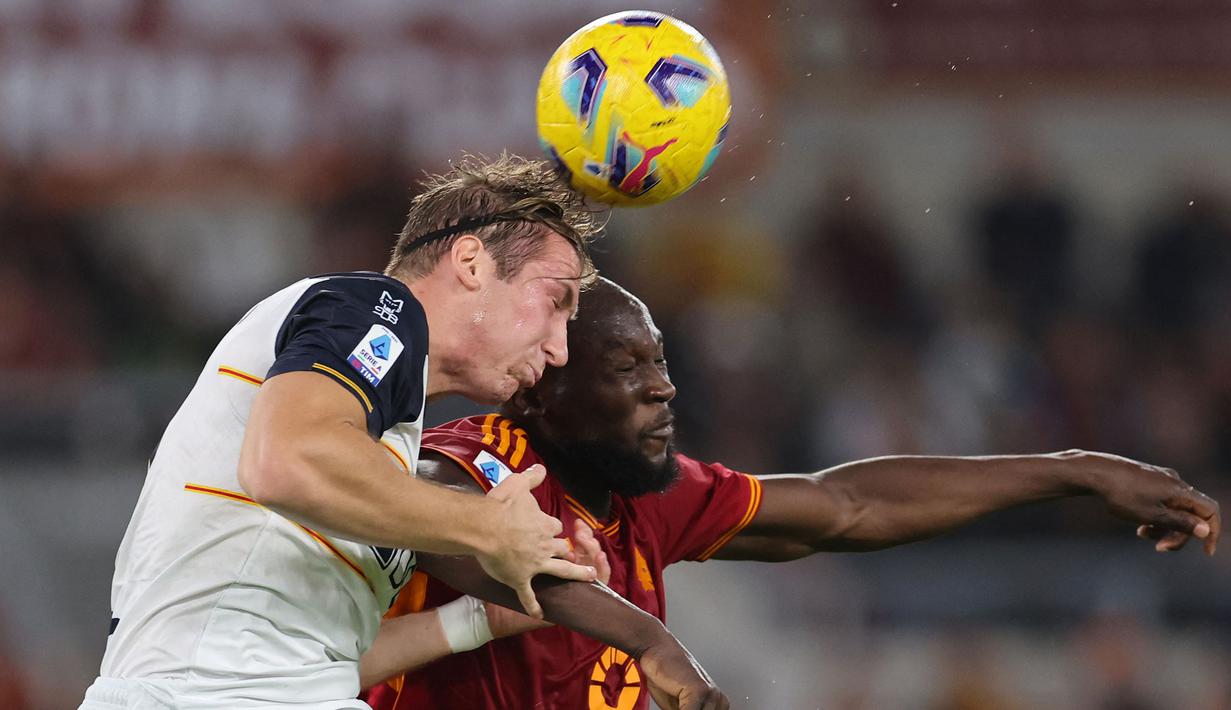 Bek Lecce, Federico Baschirotto (kiri) berduel udara dengan striker AS Roma, Romelu Lukaku pada laga pekan ke-11 Liga Italia 2023/2024 di Olimpico Stadium, Roma, Senin (6/11/2023) dini hari WIB. (AFP/Alberto Pizzoli)