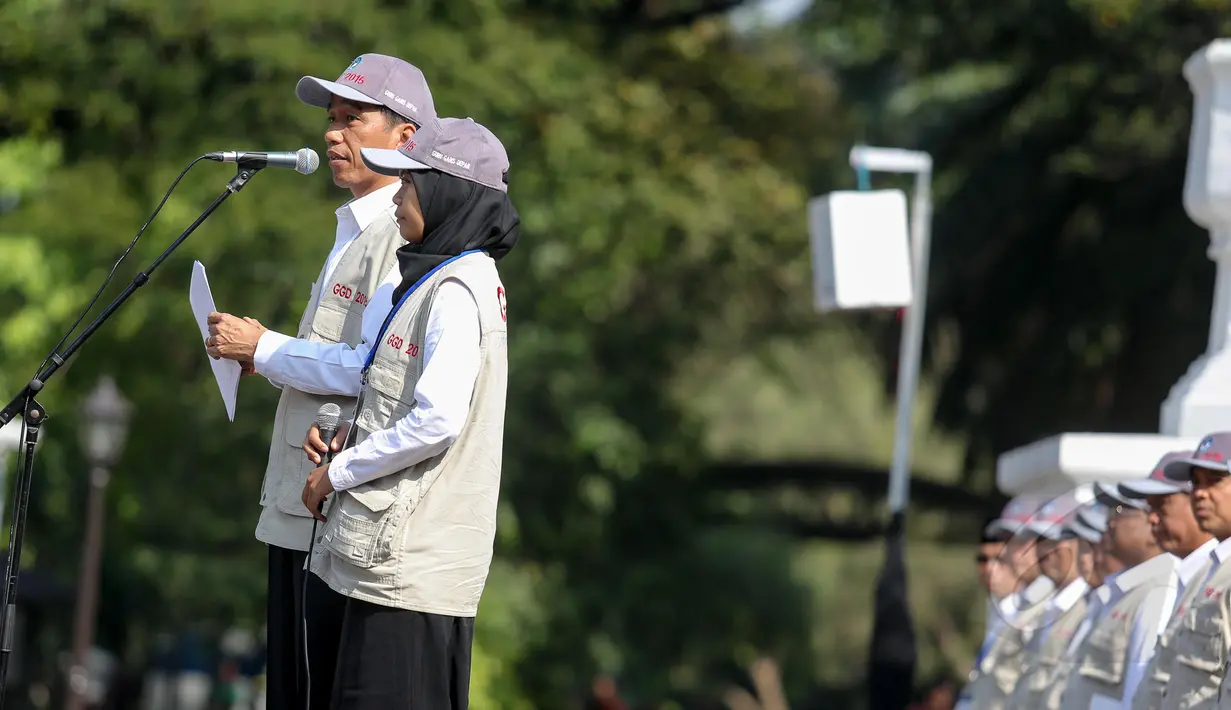 Jokowi berbincang dengan salah satu tenaga pendidik saat acara pelepasan 298 guru garis depan (GGD) ke wilayah terdepan, terluas, dan tertinggal (3T), di Istana Negara, Jakarta, Senin (25/5). (Liputan6.com/Faizal Fanani)