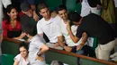 Mantan pelatih Real Madrid, Zinedine Zidane dan istrinya Veronique bersama kiper Real Madrid, Luca serta gelandang Prancis Lausanne dan Enzo berpose untuk foto saat menyaksikan final Prancis Terbuka di Roland Garros, Minggu (10/6). (AFP/CHRISTOPHE SIMON)