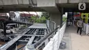 Pejalan kaki berjalan melintasi jembatan penyeberangan orang (skywalk) di kawasan Kebayoran Lama, Jakarta, Rabu (2/11/2022). Pengerjaan skywalk sepanjang 500 meter dengan desain cahaya artistik dan dilengkapi fasilitas lift nantinya mengintegrasikan Stasiun Kebayoran dengan Halte Transjakarta Koridor 8 dan Koridor 13. (Liputan6.com/Herman Zakharia)