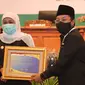 Wali Kota Malang Sutiaji menerima piagam dan plakat penghargaan opini WTP dari Menteri Keuangan Republik Indonesia yang diserahkan oleh  Gubernur Jawa Timur, Khofifah Indar Parawansa.