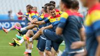 Romania's players take part in a training session at the Stade de France in Saint-Denis, France on June 9, 2016 on the eve of the Euro 2016 football match b etween France and Romania. AFP PHOTO / KENZO TRIBOUILLARD  KENZO TRIBOUILLARD / AFP