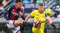 Gelandang Bologna Nikola Moro (kiri) dan penyerang Inter Milan Edin Dzeko, berebut bola&nbsp;dalam pertandingan&nbsp;Liga Italia&nbsp;di Stadion Renato-Dall'Ara, Bologna, Minggu, 26 Februari 2023. Bologna menang 1-0 atas Inter Milan. (Alberto PIZZOLI / AFP)