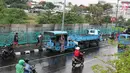 Personel Satpol PP berjaga di sekitar trotoar kawasan Senen, Jakarta, Kamis (22/11). Penjagaan itu menyebabkan trotoar di kawasan Senen bebas dari PKL yang biasa berjualan pakaian bekas. (Liputan6.com/Immanuel Antonius)