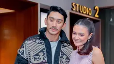 Pertama kali adu akting dengan Daffa Wardhana, Amanda Rawles mengaku tak kesulitan. Amanda ungkap jika Daffa sukses menghidupkan karakter. Bossas yang merupakan nama perannya di film Bukannya Aku Tidak Mau Nikah. Hal tersebut tentunya membantu Amanda untuk menghidupkan karakter Manda (nama perannya). Selain karena Daffa Wardhana, bantuan peran Wulan Guritno juga sangat membantu. (Liputan6.com/IG/@marinizumarnisreal)
