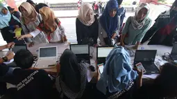 Peserta melakukan registrasi online sebelum mengikuti acara Emtek Goes to Campus (EGTC) 2017 di Grha Sabha Pramana Kampus UGM, Yogyakarta, Selasa (31/10). EGTC Yogyakarta berlangsung pada 31 Oktober 2017 dan 1 November 2017. (Liputan6.com/Helmi Afandi)
