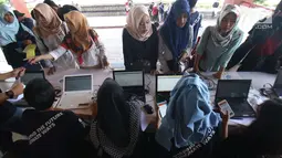 Peserta melakukan registrasi online sebelum mengikuti acara Emtek Goes to Campus (EGTC) 2017 di Grha Sabha Pramana Kampus UGM, Yogyakarta, Selasa (31/10). EGTC Yogyakarta berlangsung pada 31 Oktober 2017 dan 1 November 2017. (Liputan6.com/Helmi Afandi)