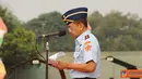 Citizen6, Halim: Komandan Sesko TNI Marsekal Madya TNI Ida Bagus Putu Dunia selaku Irup menutup secara resmi Kejuaraan Terjun Payung Militer Asia Pertama dan Terjun Payung Militer Indonesia Terbuka, Minggu (29/9). (Pengirim: Badarudin Bakri)