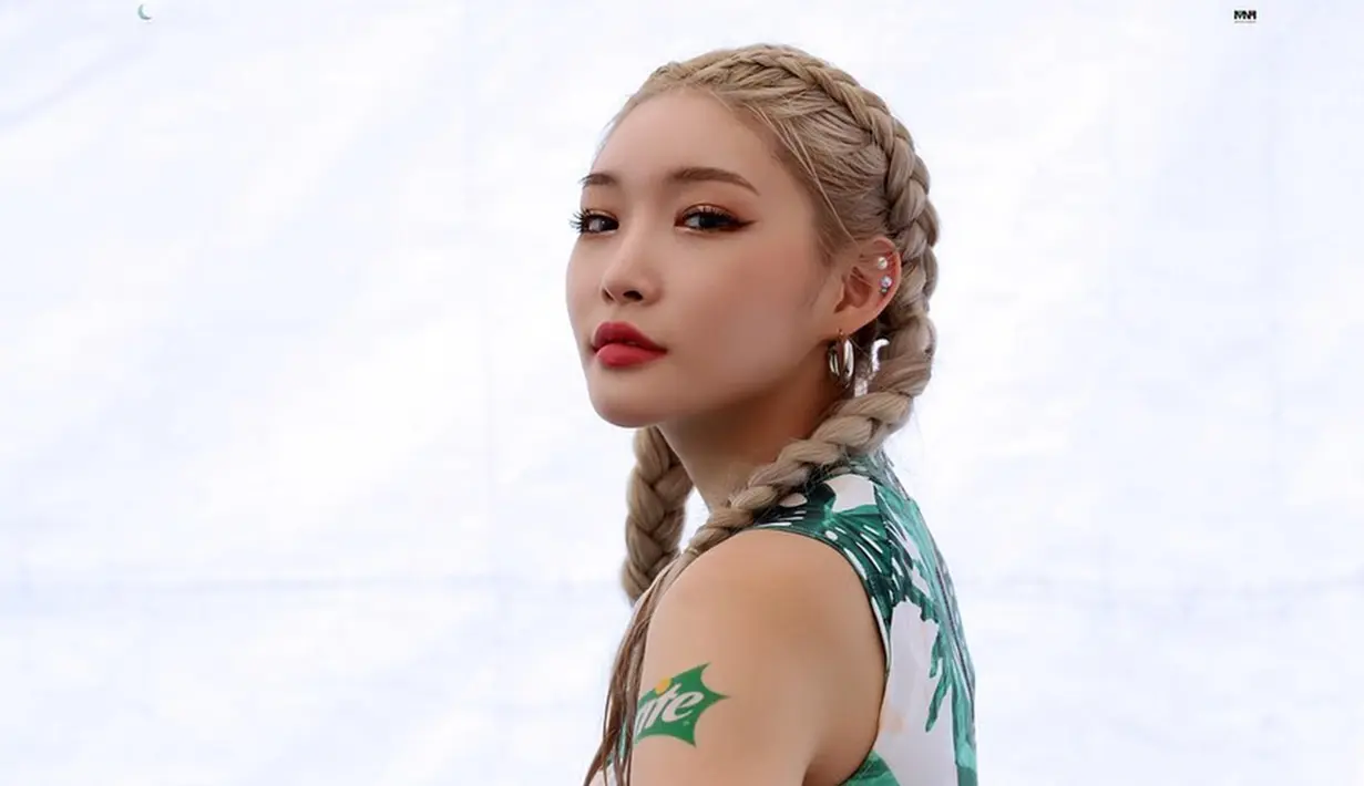 Chungha kemudian tampil dengan berbagai lagu hits andalannya seperti Roller Coaster, Gotta Go, Snapping dan masih banyak lagi. Ia mengusung konsep dengan gaya girl crush dengan fashion yang simpel namun memesona. (Liputan6.com/IG/@chungha_official)