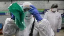 Petugas medis menyesuaikan kacamatanya saat akan menyemprotkan cairan disinfektan sebagai tindakan pencegahan virus corona (COVID-19) di Seoul, Korea Selatan, Jumat (21/2/2020). Jumlah pasien virus corona di Korea Selatan naik 293 kasus dari pengumuman sebelumnya. (AP Photo/Ahn Young-joon)