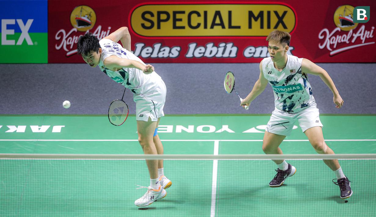 <p>Pebulu tangkis Ganda putra Malaysia, Man Wei Chong (kiri) berusaha mengembalikan bola saat menghadapi pasangan Indonesia, Sabar Karyaman/Moh Reza Pahlevi pada laga semifinal turnamen bulu tangkis Indonesia Open 2024 di Istora Senayan, Jakarta, Sabtu (8/6/2024). Man Wei Chong/Kai Wun Tee menang dua game langsung 29-27, 21-13. (Bola.com/Bagaskara Lazuardi)</p>