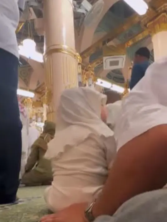 Natta Reza meletakkan sang putri di atas karpet hijau, sementara ia melakukan sujud syukur kepada Allah. (Foto: Instagram/@natta_reza)