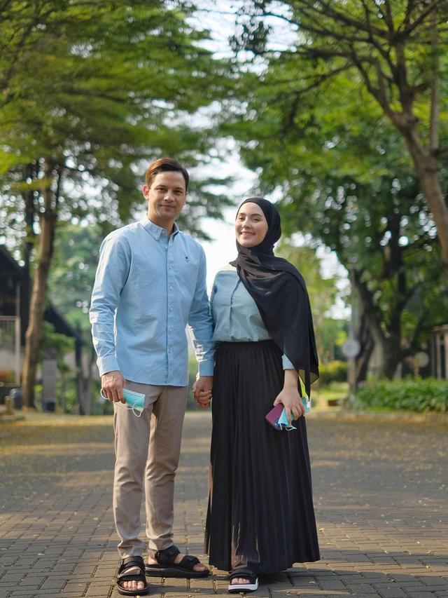 5 Potret Lucky Perdana dan Lidi Brugman Pakai Busana Senada, Romantis