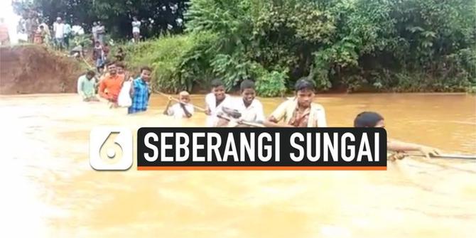VIDEO: Bertaruh Nyawa, Pelajar Seberangi Sungai Saat Banjir