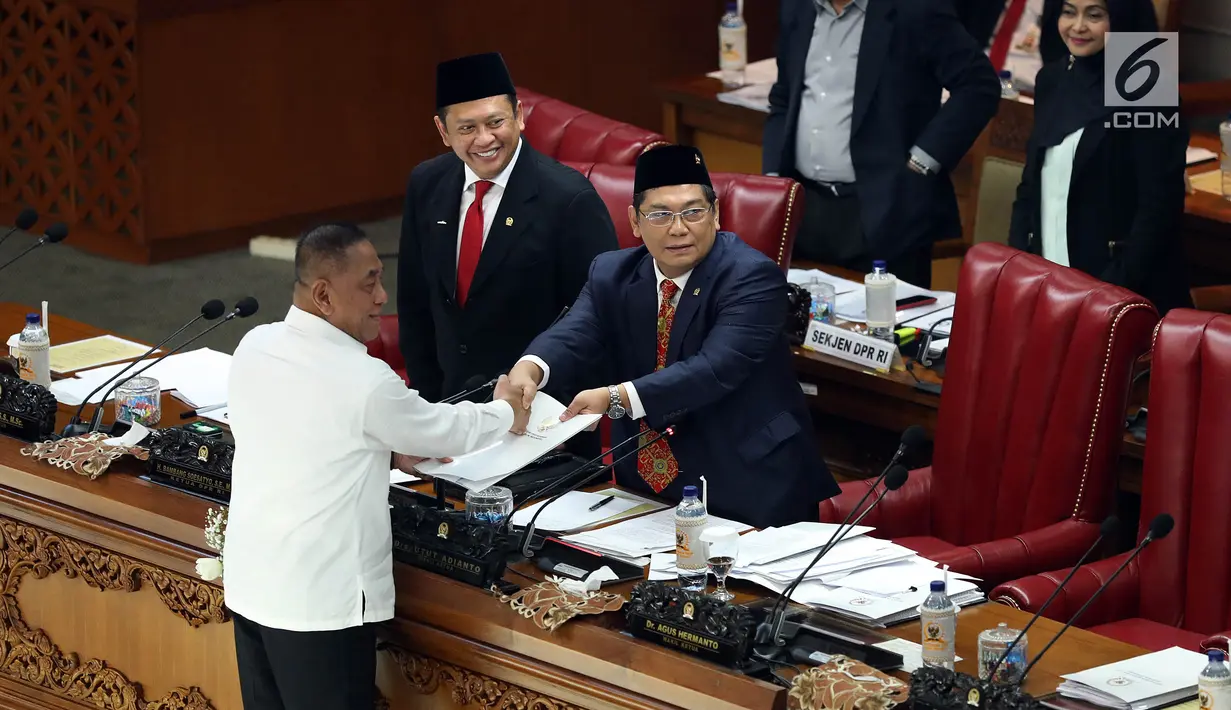 Menteri Pertahanan (Menhan) Ryamizard Ryacudu bersalaman dengan Wakil Ketua DPR Utut Adianto Rapat Paripurna DPR RI ke-10 Masa Persidangan II Tahun 2018/2019 di Jakarta, Kamis (13/12). (Liputan6.com/JohanTallo)