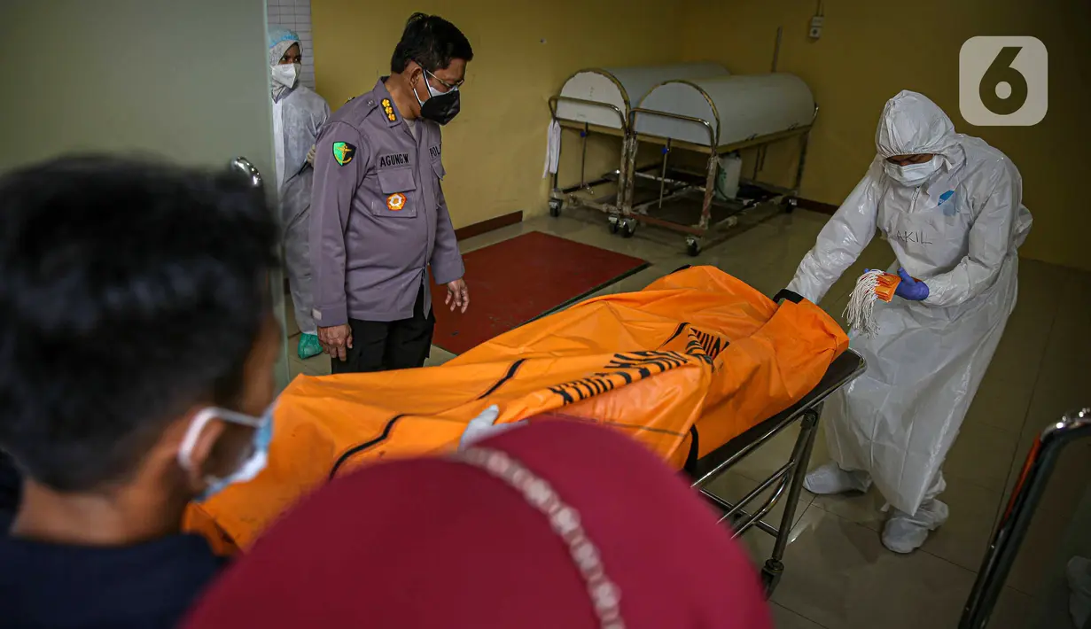 Petugas membawa kantong jenazah korban kebakaran Lapas Kelas I Tangerang usai diturunkan dari ambulans di RS Polri Kramat Jati, Jakarta, Rabu (8/9/2021). Sebanyak 41 warga binaan tewas akibat kebakaran yang terjadi di Blok C 2 Lapas Kelas I Tangerang. (Liputan6.com/Faizal Fanani)