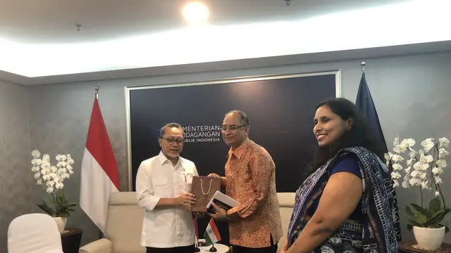 Menteri Perdagangan (Mendag) Zulkifli Hasan bertemu dengan dengan Dubes India untuk Indonesia Sandeep Chakravorty di Kantor Kementerian Perdagangan, Senin (6/11/2023). (Elza/Liputan6.com)