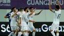 Gelandang Real Madrid James Rodriguez (kedua kanan) merayakan gol penutup bagi Real Madrid di Stadion Tianhe, Cina, Senin, (27/7/2015). Real Madrid menang atas Inter Milan dengan skor 3-0. (REUTERS/Tyrone Siu)